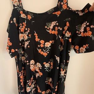 Strapped shirt with short sleeves.